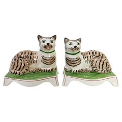 Coppia di statuine di gatti tabby in porcellana italiana Mottahedeh su basi verdi