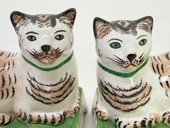 Coppia di statuine di gatti tabby in porcellana italiana Mottahedeh su basi verdi