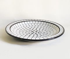 Plato decorativo danés vintage con mosaico en blanco y negro, de alrededor de los años 60
