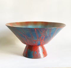 Ciotola vintage in rame smaltato con piedini, decorata con motivi astratti rossi e blu — Firmata
