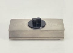 Caja niquelada de la marca Chase de la década de 1930, de la «Era de las Máquinas», con pomo de baquelita negra — Época Art Déco