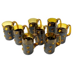 Lot de huit tasses mexicaines en verre ambré et métal, signées Felipe Delfinger, vers 1970