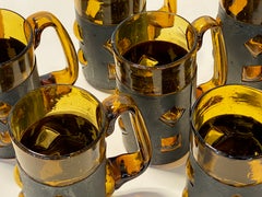 Lot de huit tasses mexicaines en verre ambré et métal, signées Felipe Delfinger, vers 1970