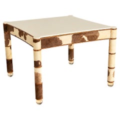 Table importante de John Dickinson en cuir de vache et laque — Randolph & Hein, années 1970