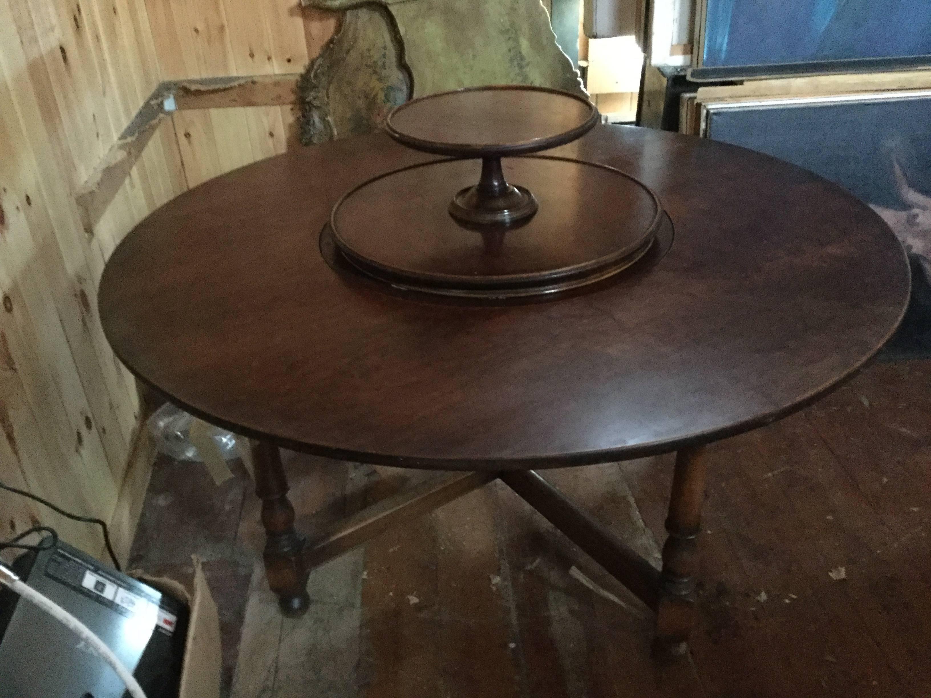 Mid-20th Century Traditional Round Dining Table Cherrywood