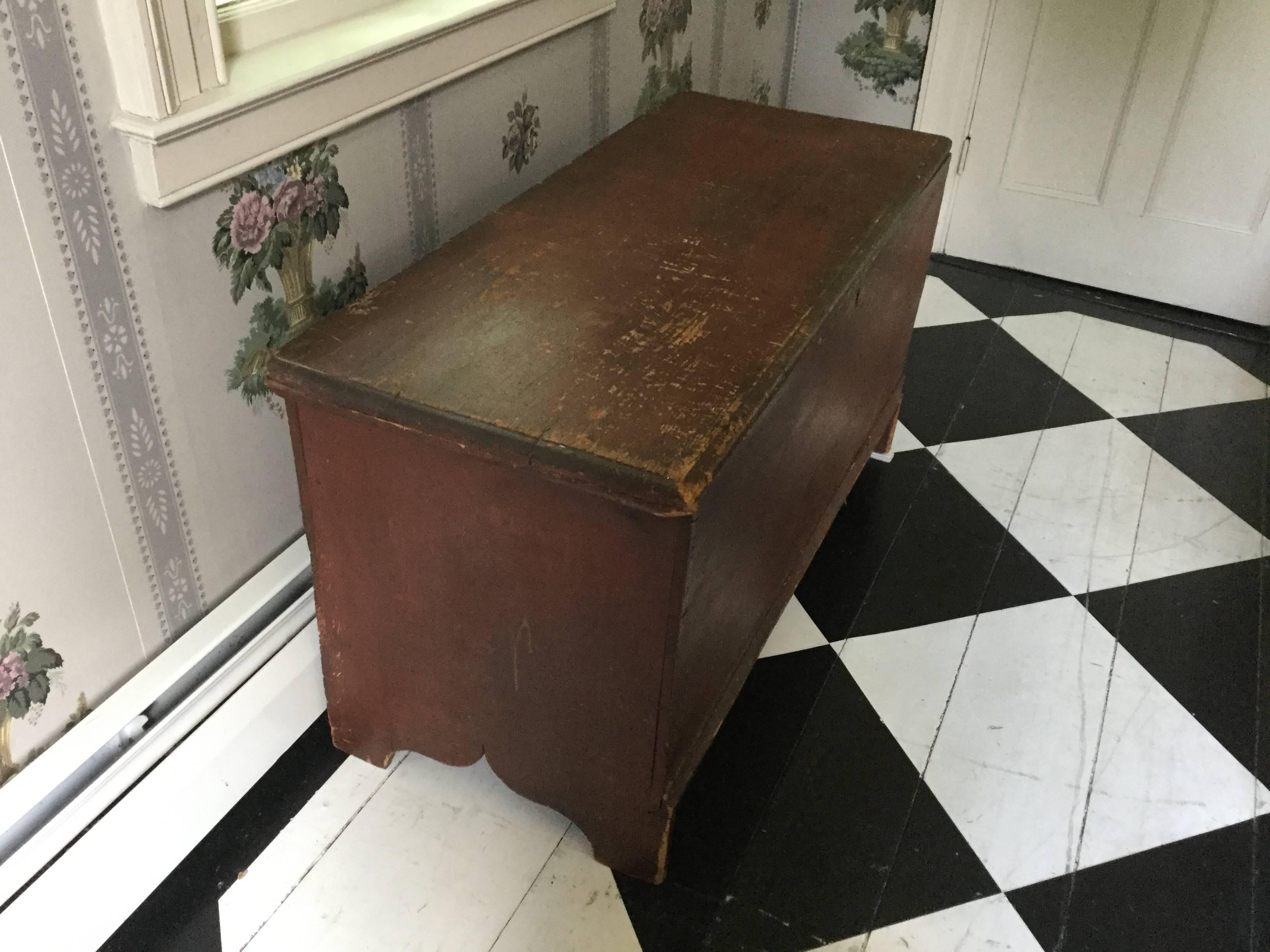 Early American Six Board Blanket Chest In Excellent Condition For Sale In North Beninngton, VT