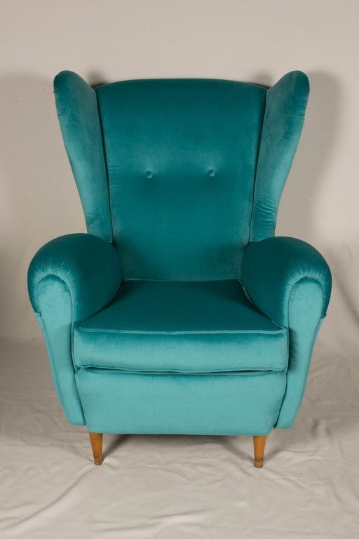 Elegant pair of armchairs in reupholstered vintage velvet and legs in wood.
Italy, 1950.