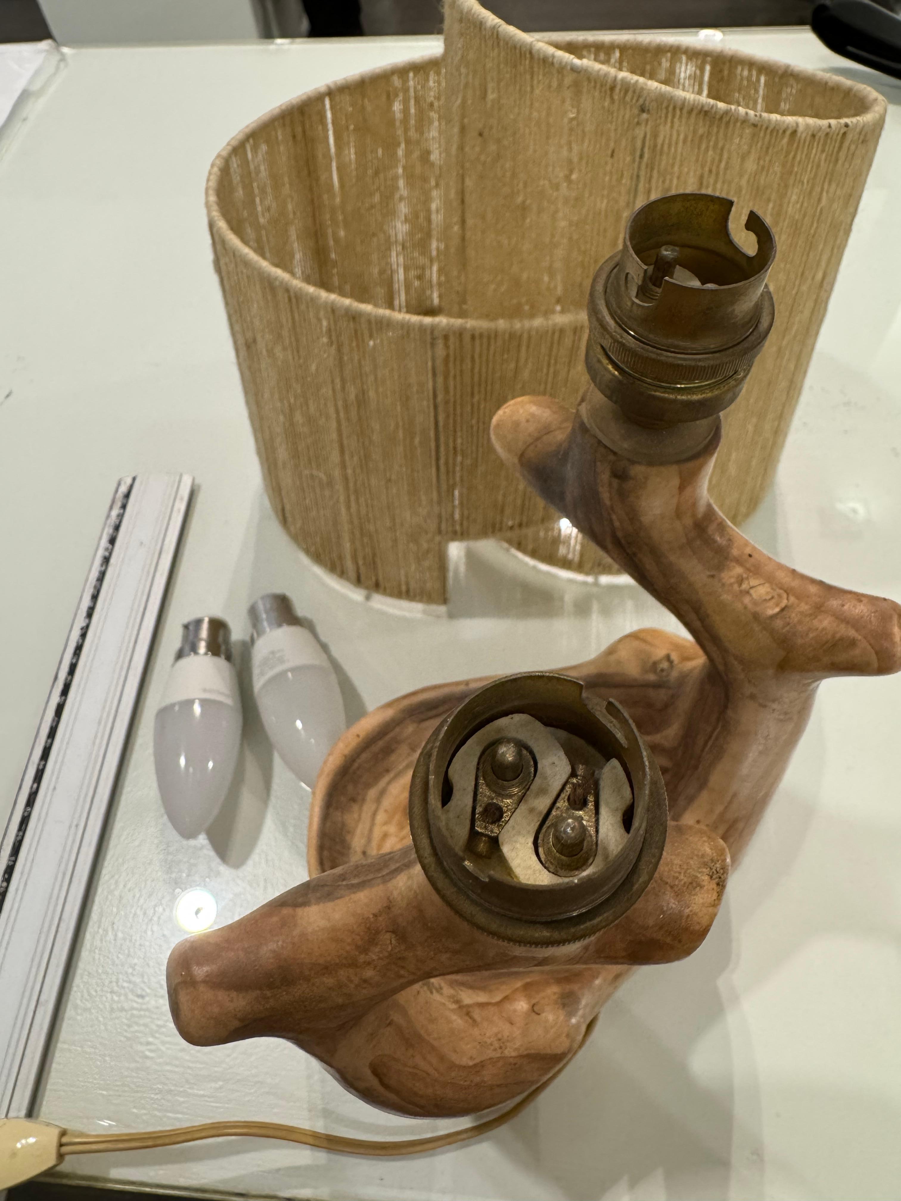 Lampe de table par GRANDCHAMP JOURDAN à Vallauris
Lampe en céramique à glaçure brune imitant le bois, à deux lumières, créée vers 1960-1970. Le corps est travaillé à l'imitation du bois, une technique typique de l'atelier Grandchamp Jourdan.