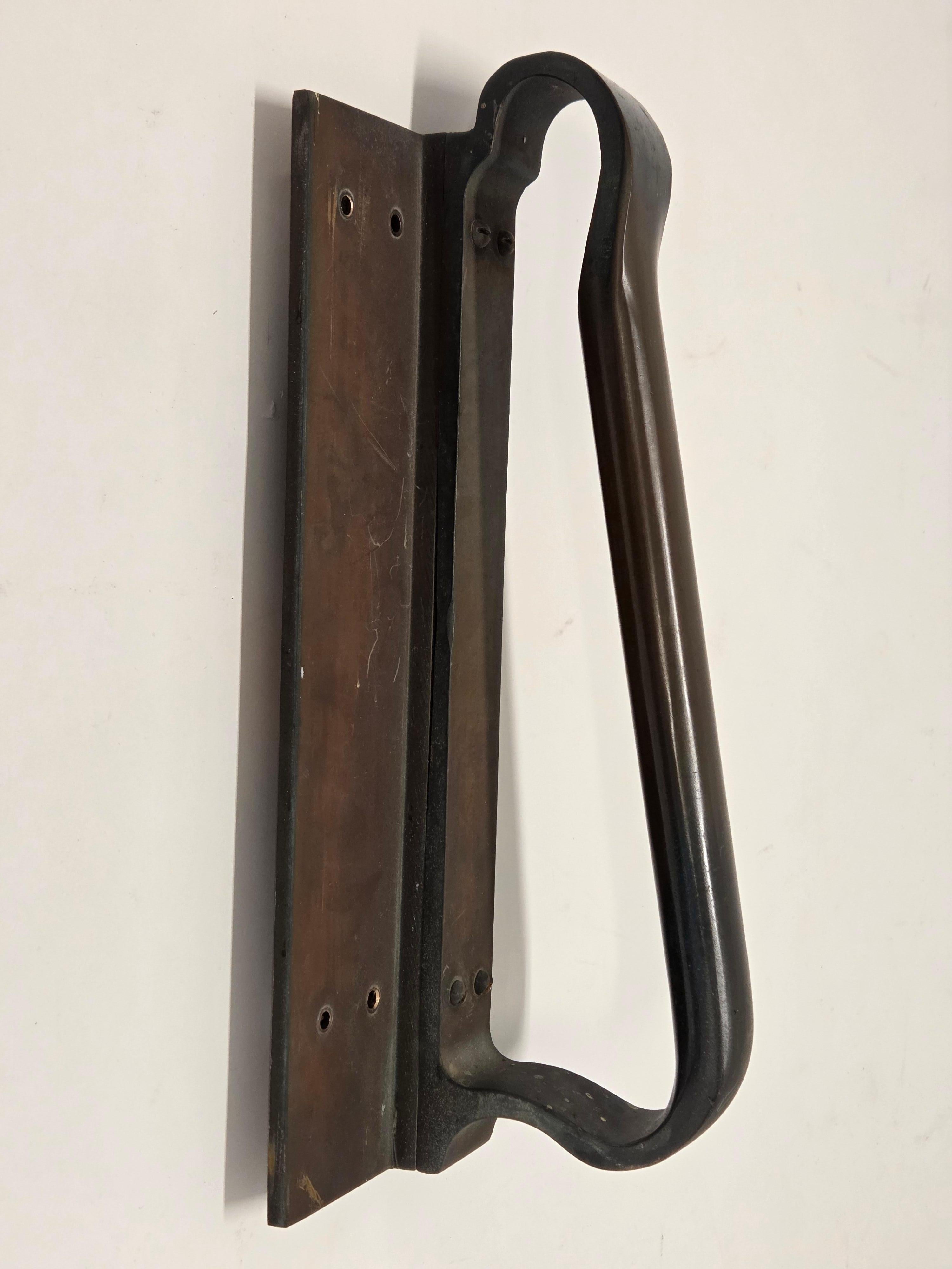 Paar Türgriffe von Alvar Aalto, Material Bronze, hergestellt von Valaistustyö. In großem gebrauchten Zustand mit schöner Bronzefarbe.