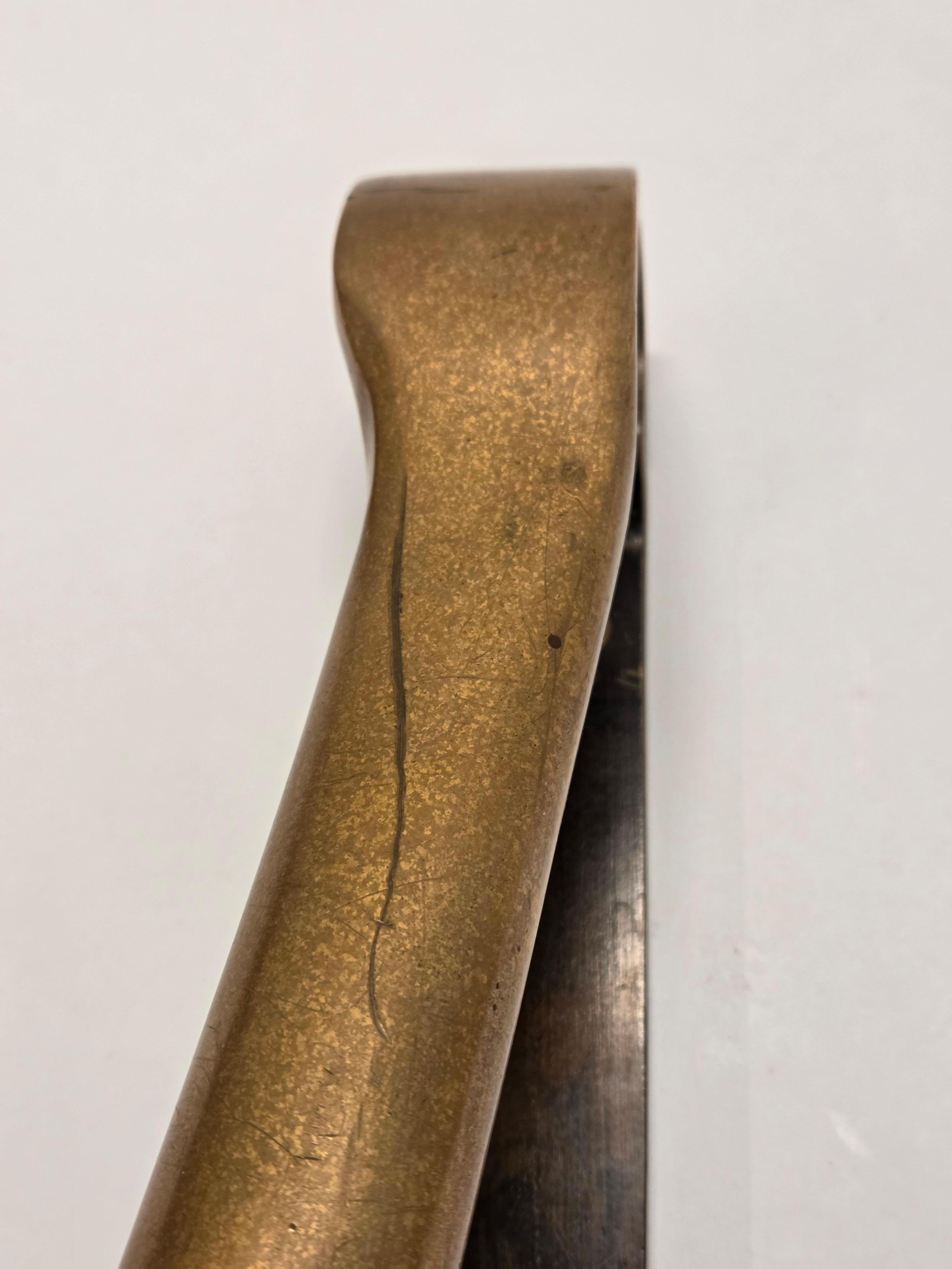 Türgriff von Alvar Aalto, MATERIAL Bronze, hergestellt von Valaistustyö. In großem gebrauchten Zustand mit schöner Bronzefarbe.