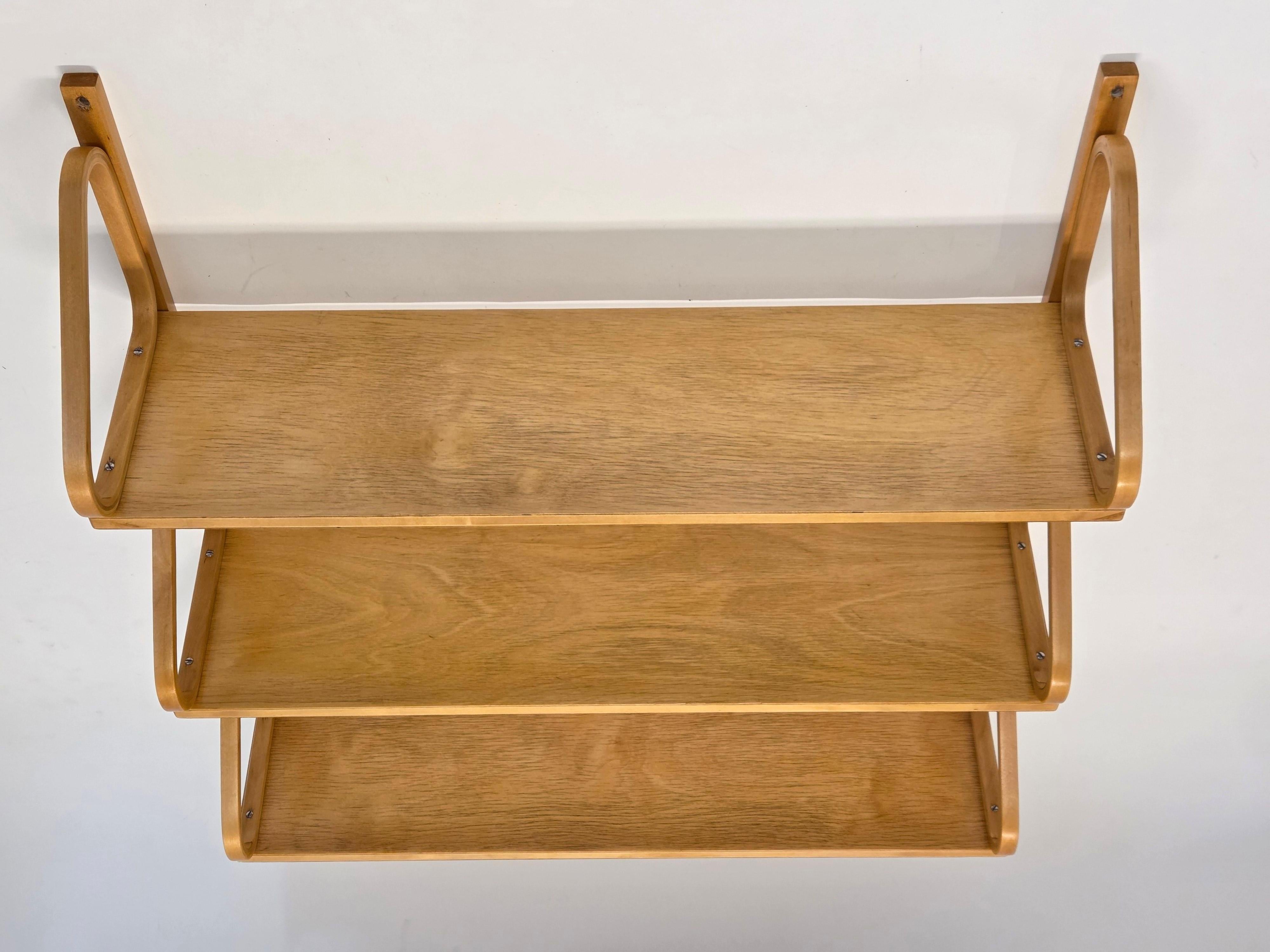 Scaffale Artek modello 112B-3, betulla. Lo scaffale risale agli anni '60 ed è in buone condizioni. Design di Alvar Aalto. Lo scaffale è stato restaurato.