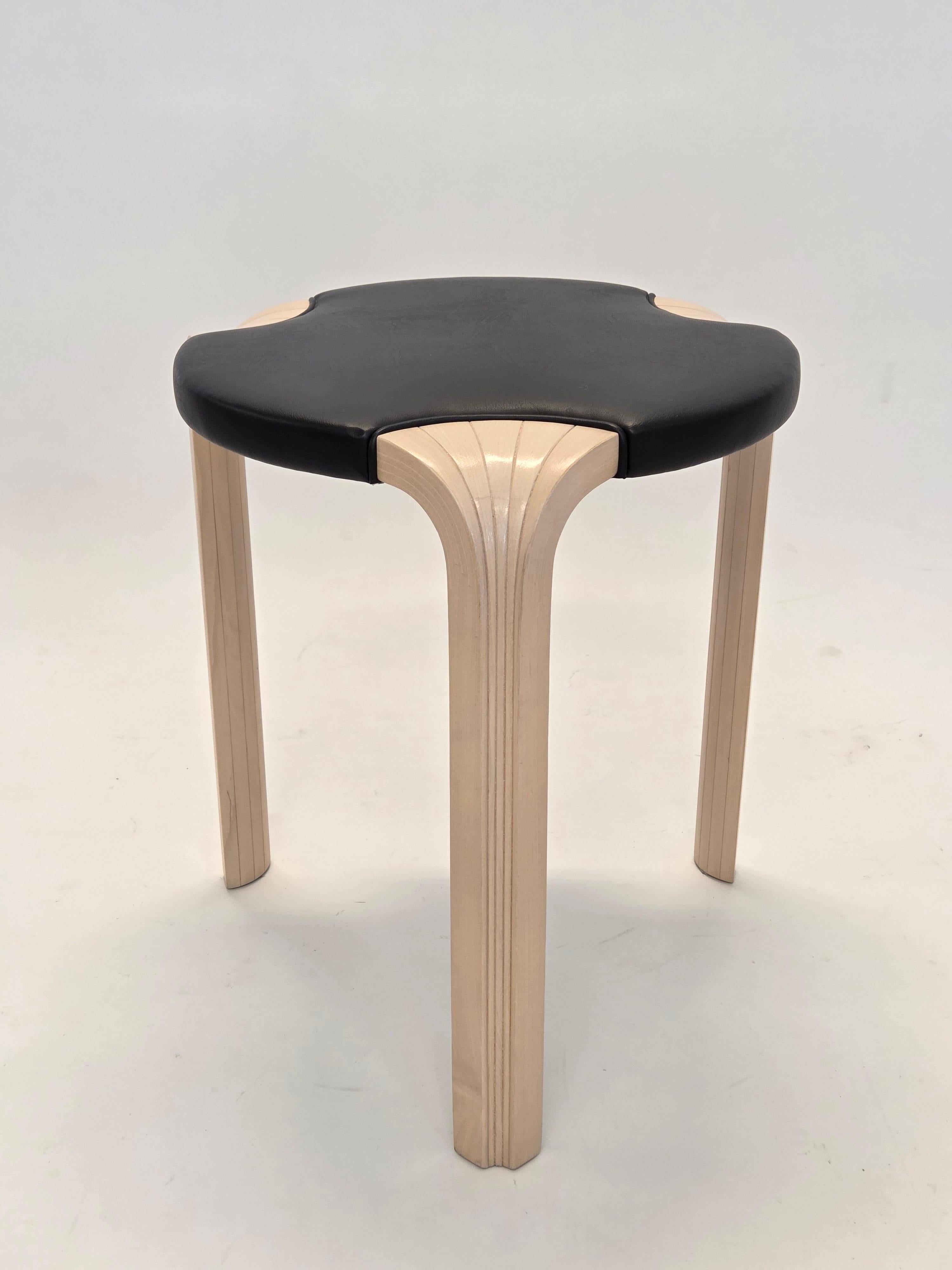 Alvar Aalto X600 Stool by Artek Birch and Leather In Good Condition For Sale In Espoo, FI