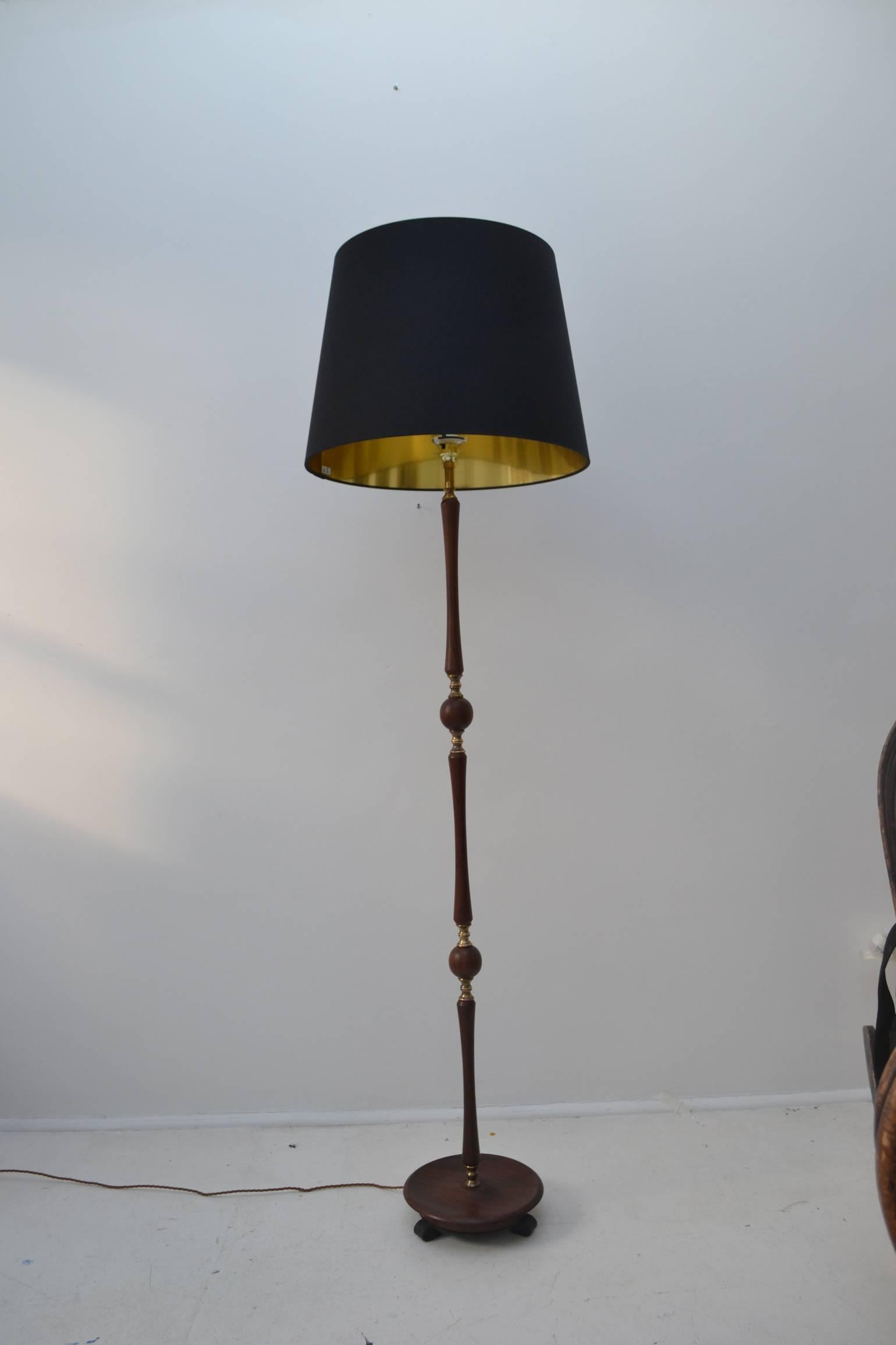 Elegant curvaceous floor lamp in alternate sections of teak and brass 1960's with new silk shade black silk shade.
Dimensions frame; diameter 28cm, height 155 cm
Dimensions lamp with shade; diameter 45cm, height 185cm.
Rewired with bronze colour