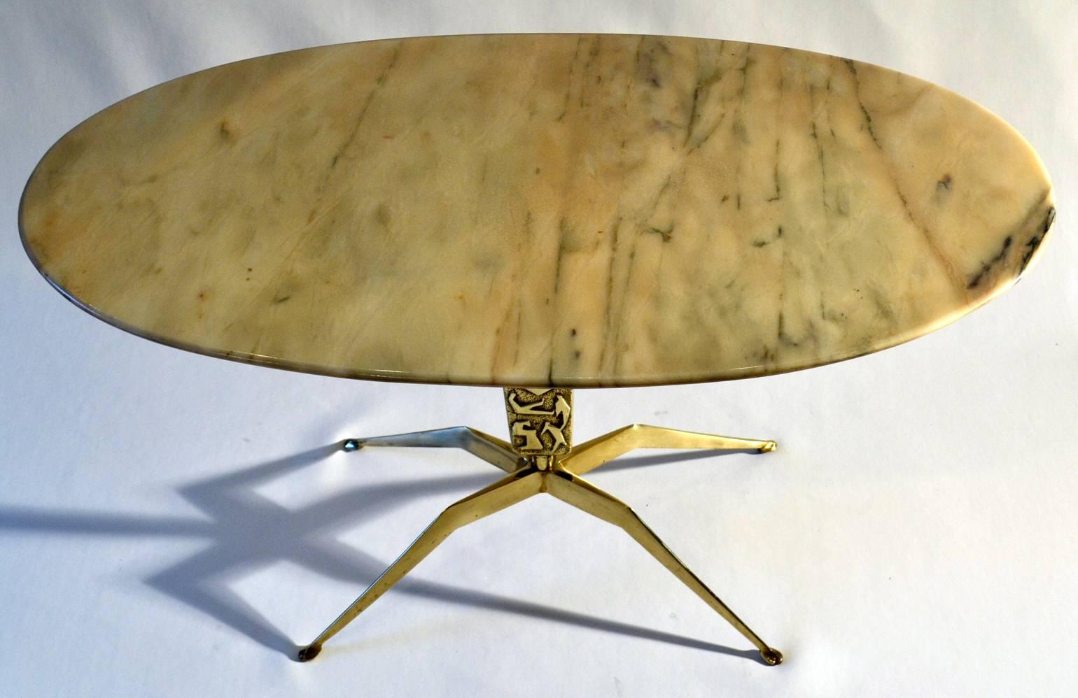 italien Table basse ovale avec plateau en marbre et base en bronze attribuée à Duilio Barnab en vente