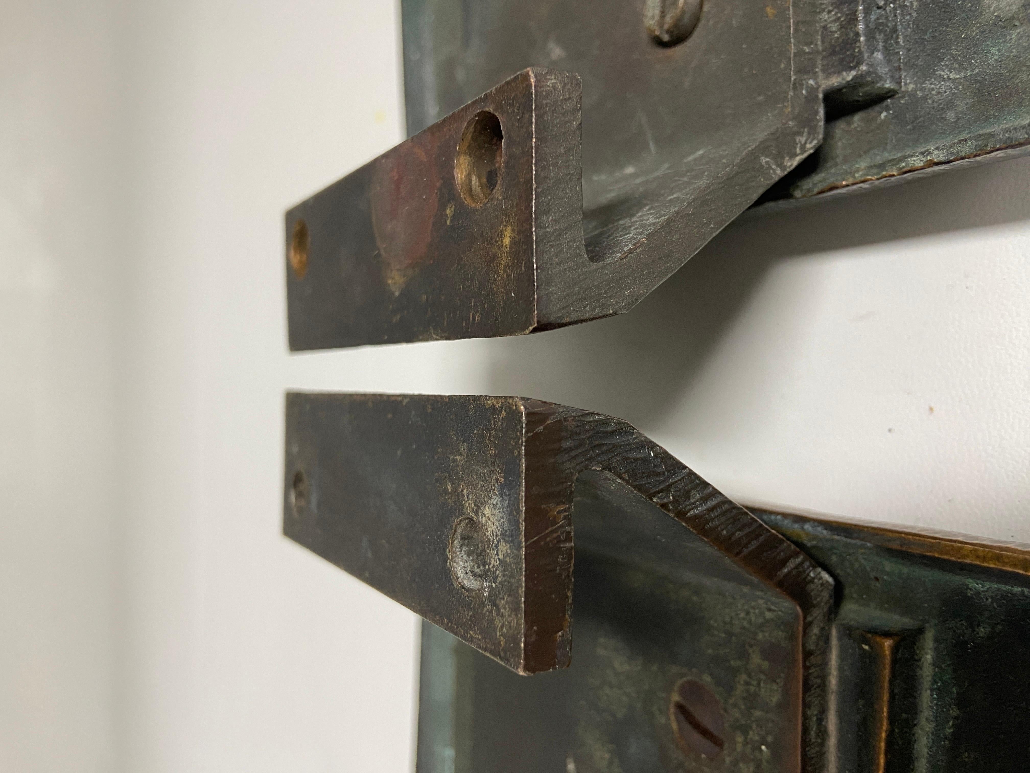 Paire de poignées de porte brutalistes en bronze avec relief Excellent état - En vente à London, GB