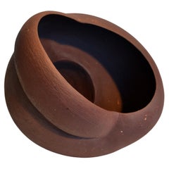 Sculpture abstraite en forme de coquillage façonnée à la main en céramique brun rouille façonnée à la main