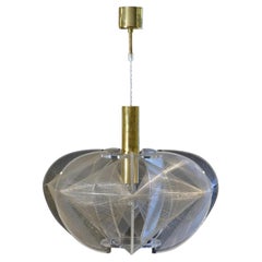 Lampe à suspension ovale en lucite transparente, fil de fer et laiton 