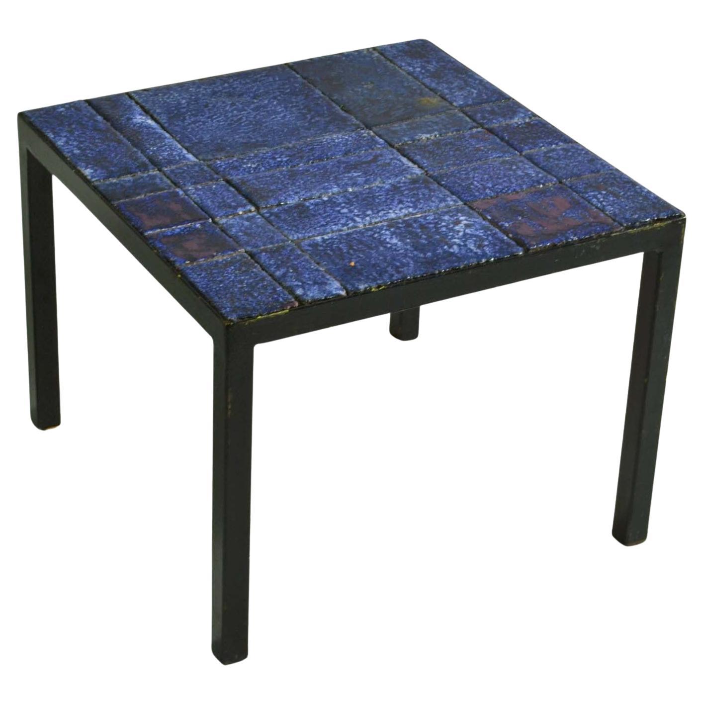 Quadratischer italienischer Beistelltisch aus blauen Keramikfliesen auf schwarzem Metallrahmen im Angebot