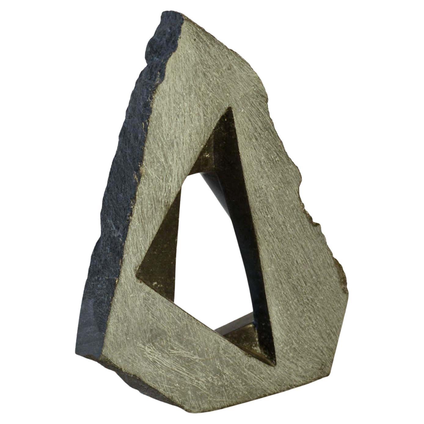 Geometrische abstrakte niederländische Skulptur aus schwarzem Granit im Angebot