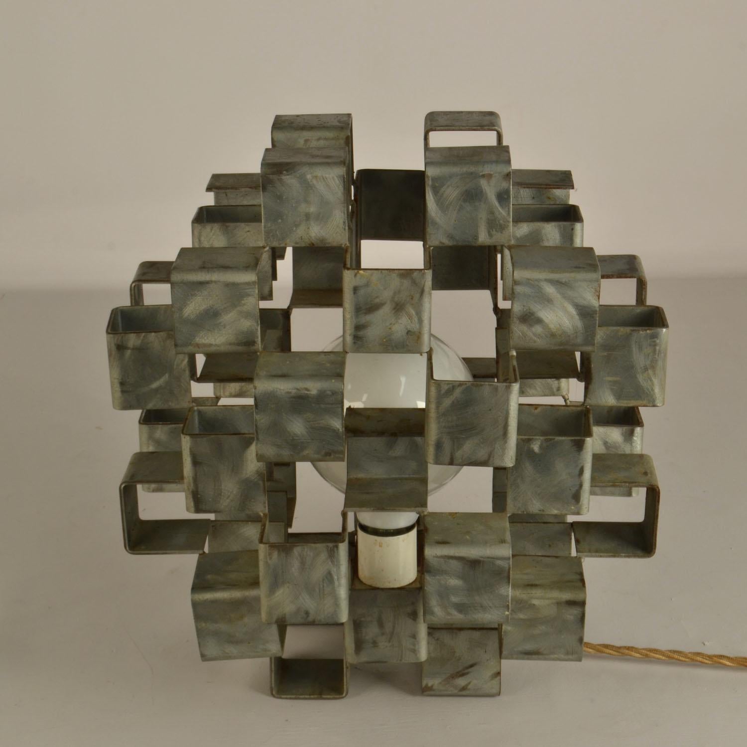 Lampe de table sculpturale en métal en forme de cube Italian 1960's Bon état - En vente à London, GB