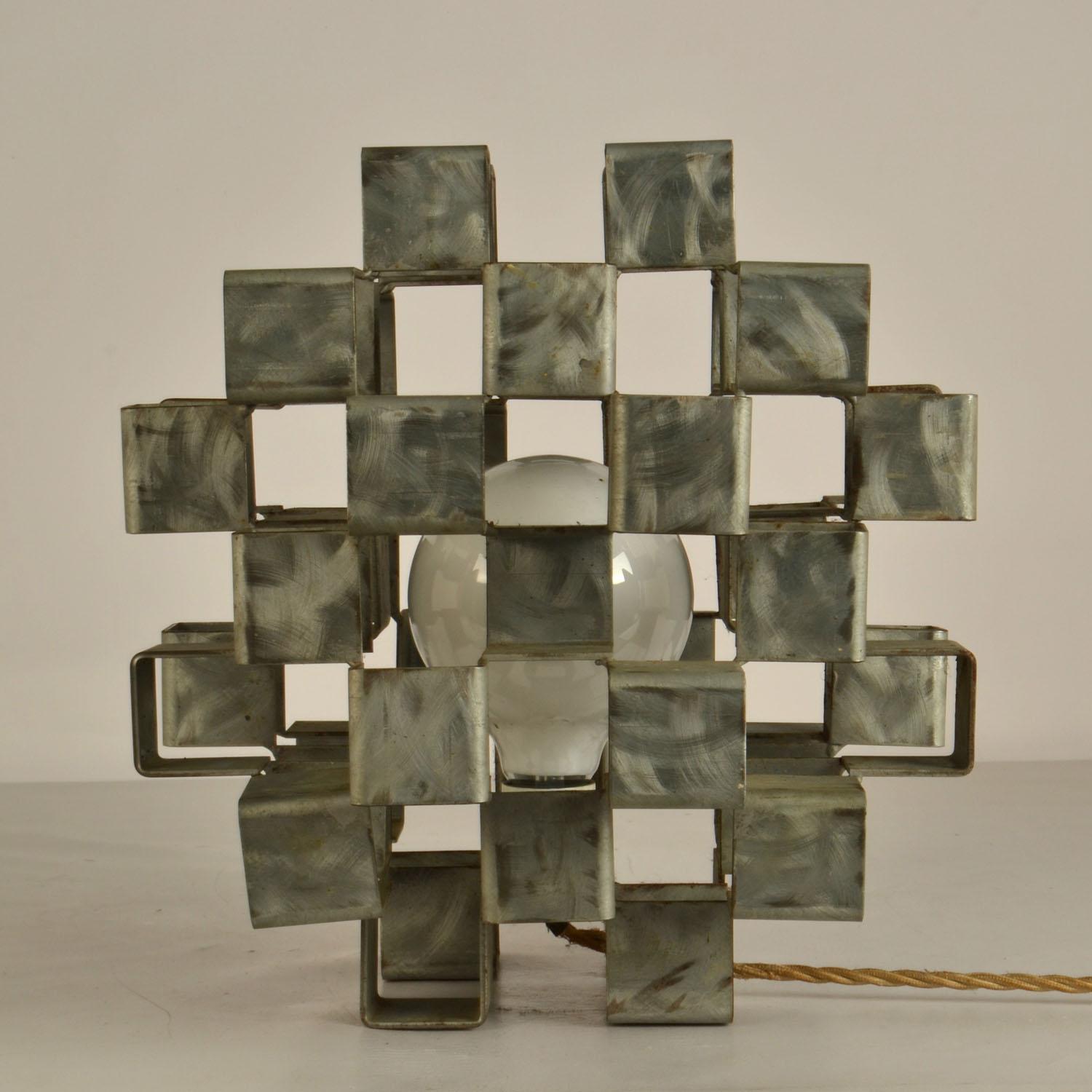 italien Lampe de table sculpturale en métal en forme de cube Italian 1960's en vente
