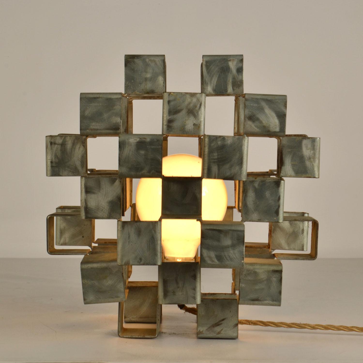 Mid-Century Modern Lampe de table sculpturale en métal en forme de cube Italian 1960's en vente