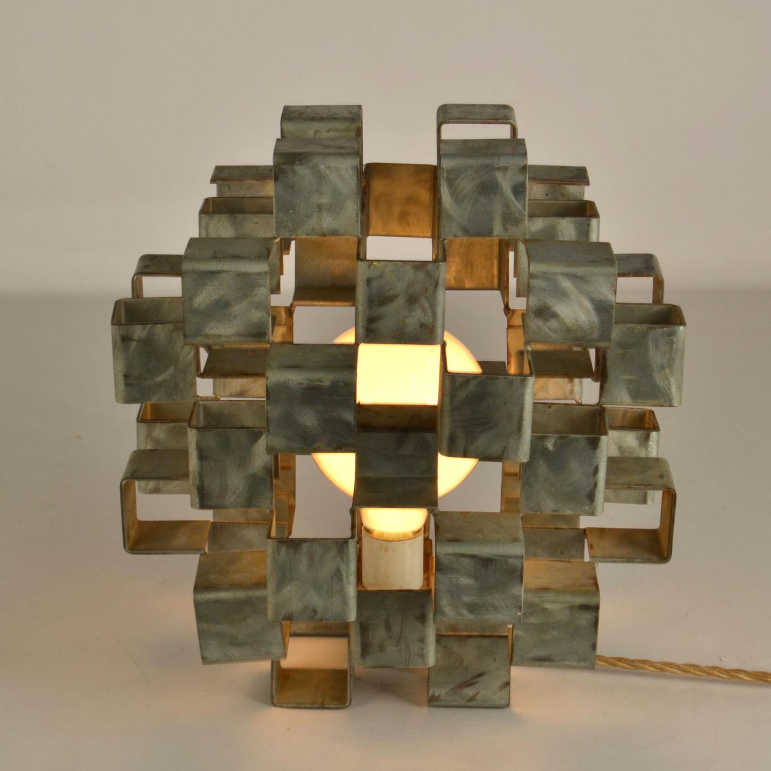 Milieu du XXe siècle Lampe de table sculpturale en métal en forme de cube Italian 1960's en vente
