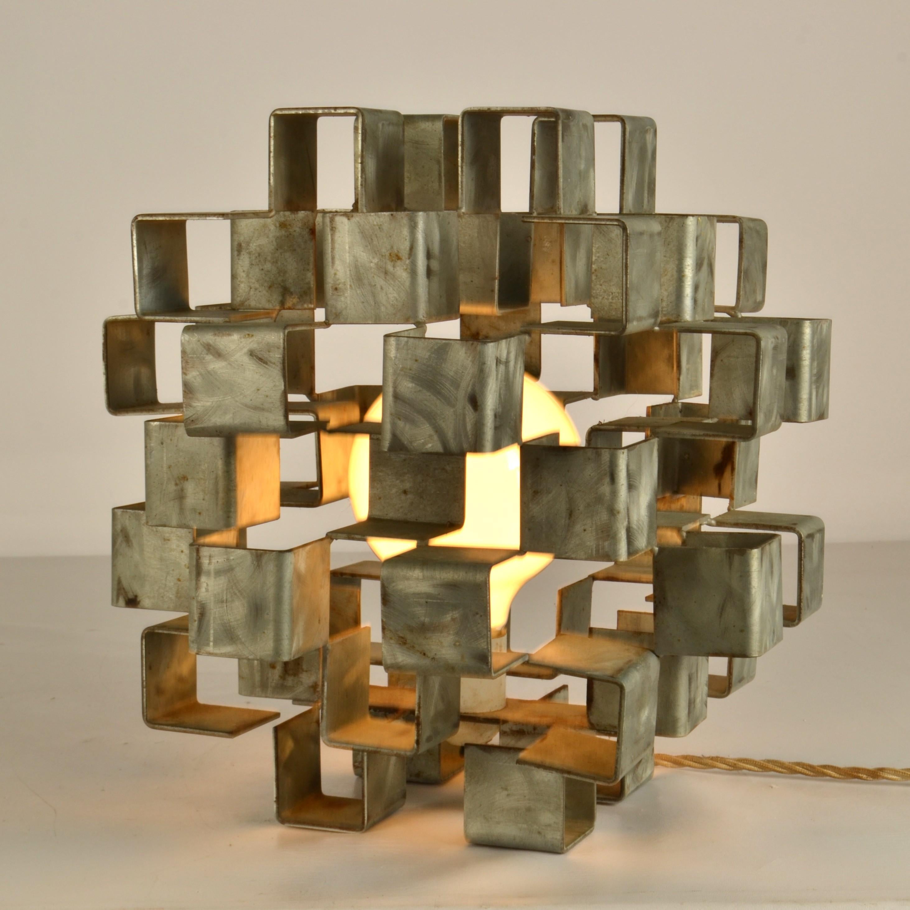 Lampe de table sculpturale en métal en forme de cube Italian 1960's en vente 2