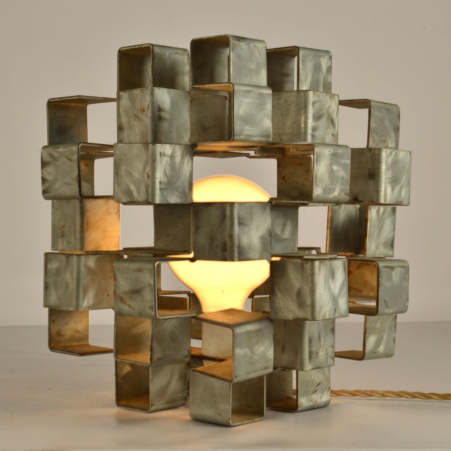 Métal Lampe de table sculpturale en métal en forme de cube Italian 1960's en vente