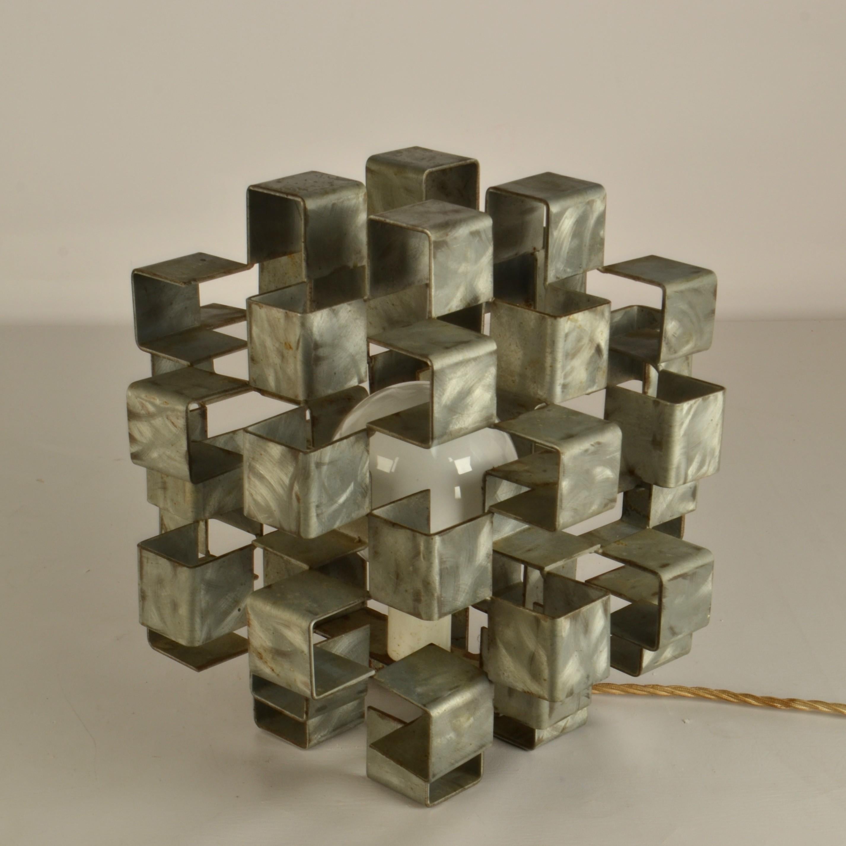 Lampe de table sculpturale en métal en forme de cube Italian 1960's en vente 1