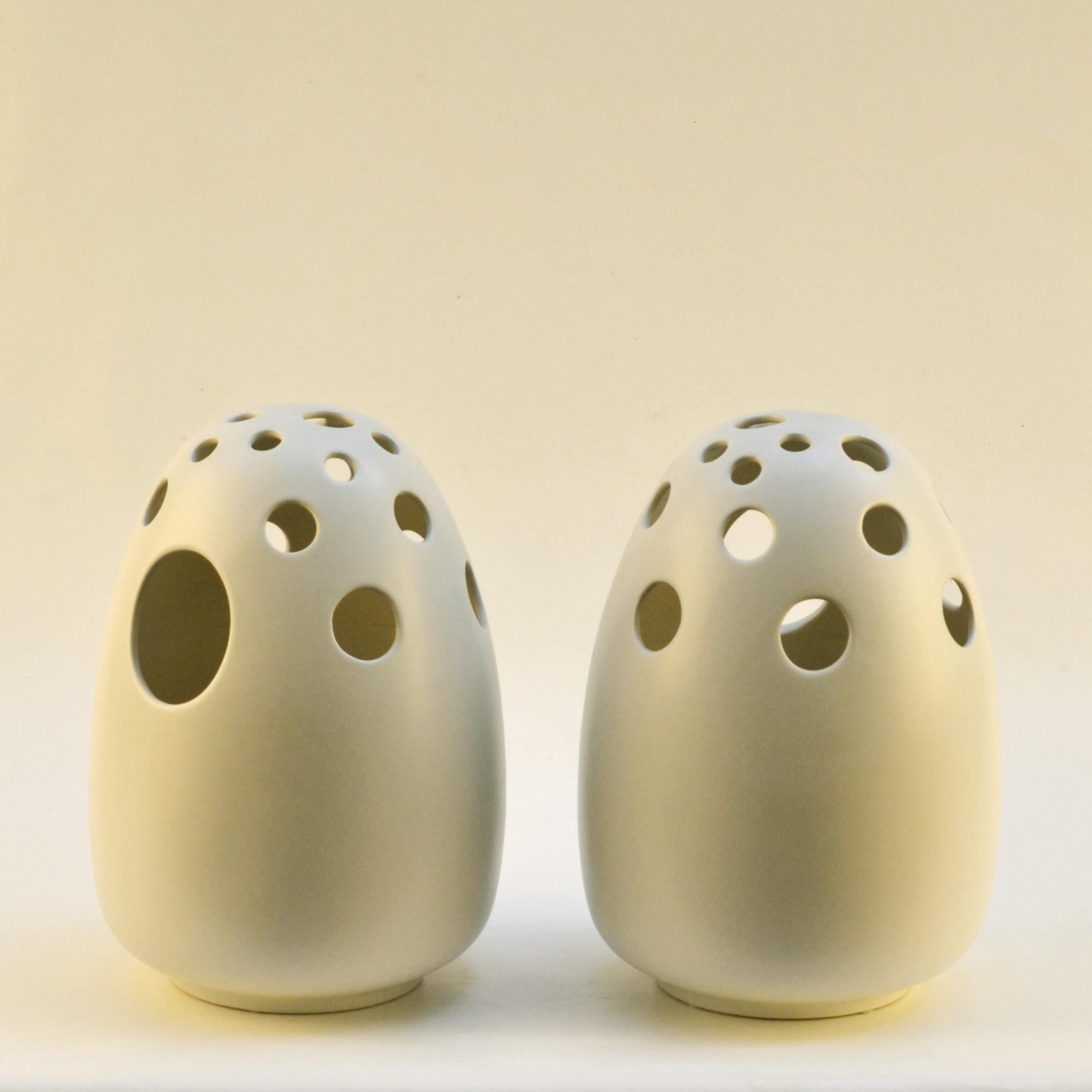 Pair of Large Sculptural Cream Ceramic Vases In Excellent Condition For Sale In London, GB