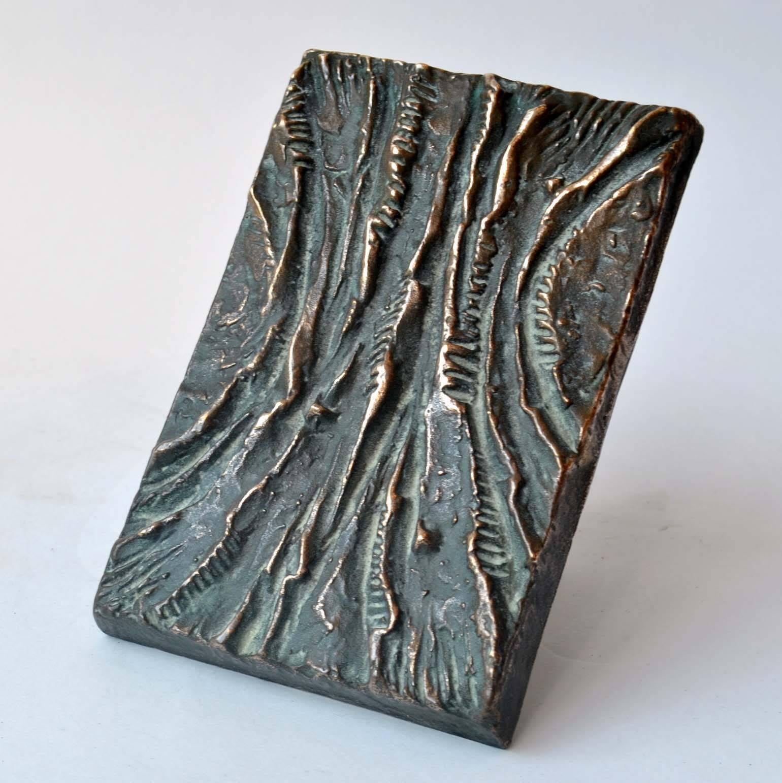 Rectangular bronze cast door handle with a textural relief in vertical curves and dark patina, suitable for push and pull doors.
The handle brackets are attached to the main plate by two fixings, they can be positioned in two ways, inwards outwards.
