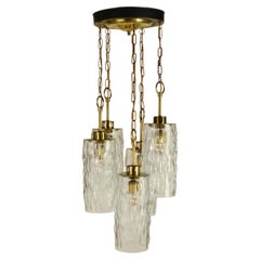 Grande lampadario Kalmar a cinque bracci degli anni ’50, con paralumi a cascata in vetro trasparente e finiture in ottone