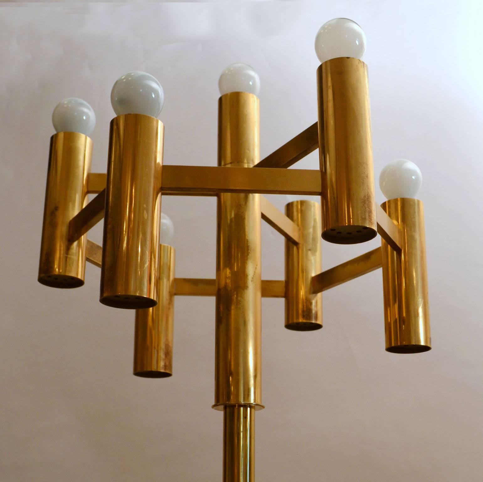 Honeycomb shape geometric brass floor lamp with seven-light bulbs by Gaetano Sciolari.