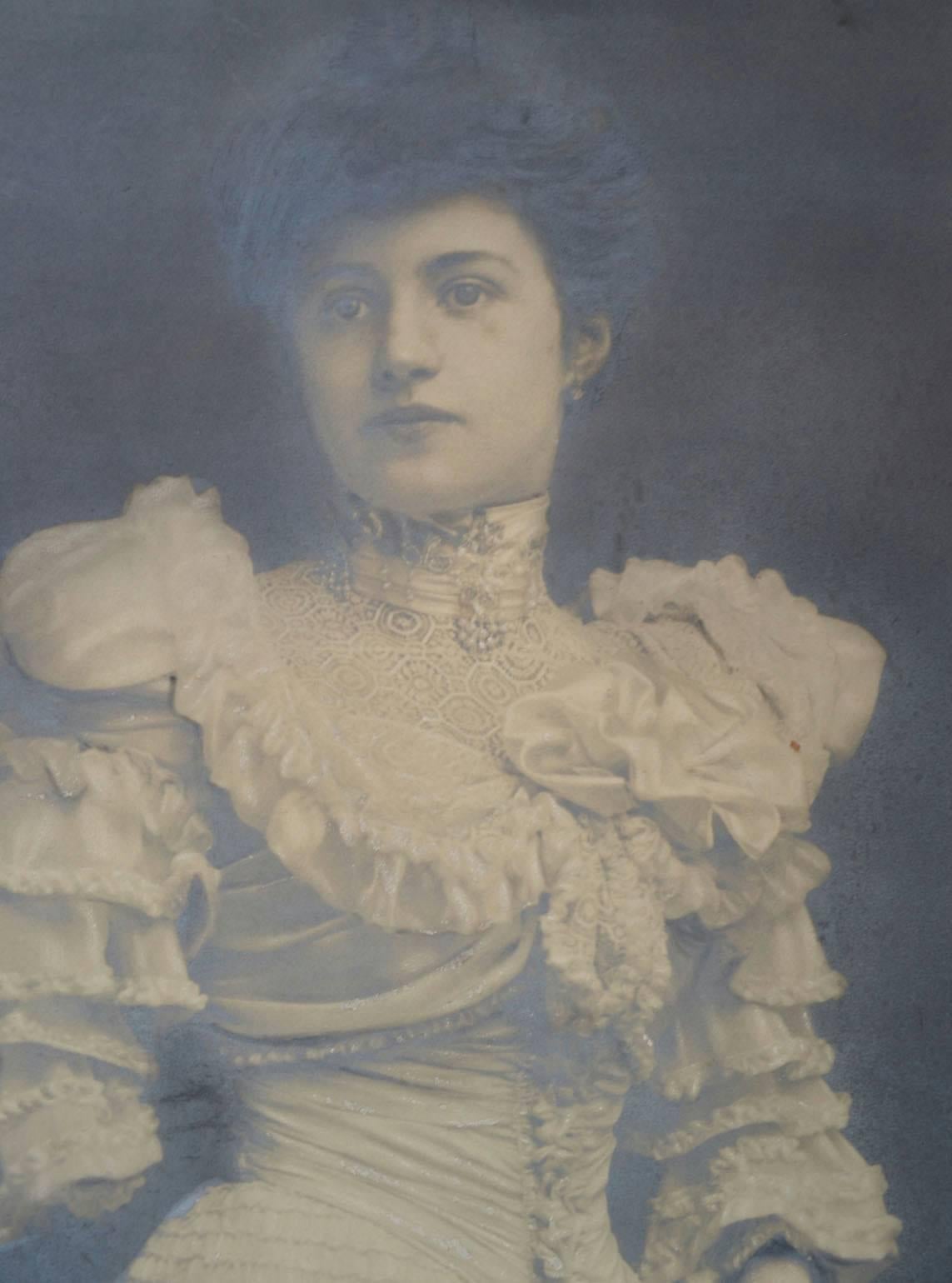 Large original Edwardian silver print photo portrait of an well dressed aristocratic women around 1900 framed in it's original decorated gilded frame with a floral motive.
The photo is slightly faded and there is minor loss on the frame.
Dimensions