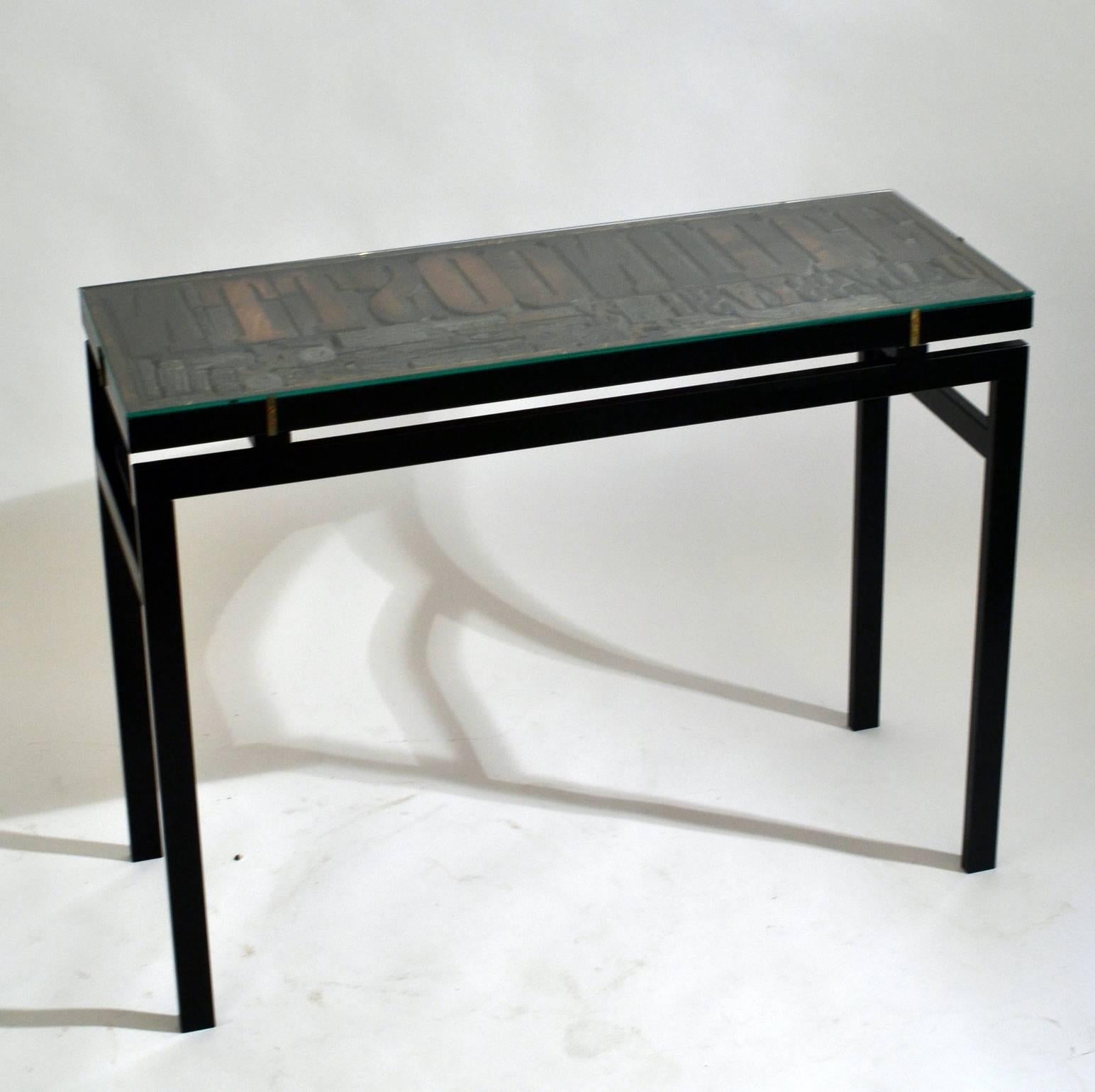 Console specially designed to display 1920s typography letters housed in its original wooden typesetter tray with a variety of wooden vintage letterpress printing blocks of letters, numbers and copper characters placed in a contemporary custom-made