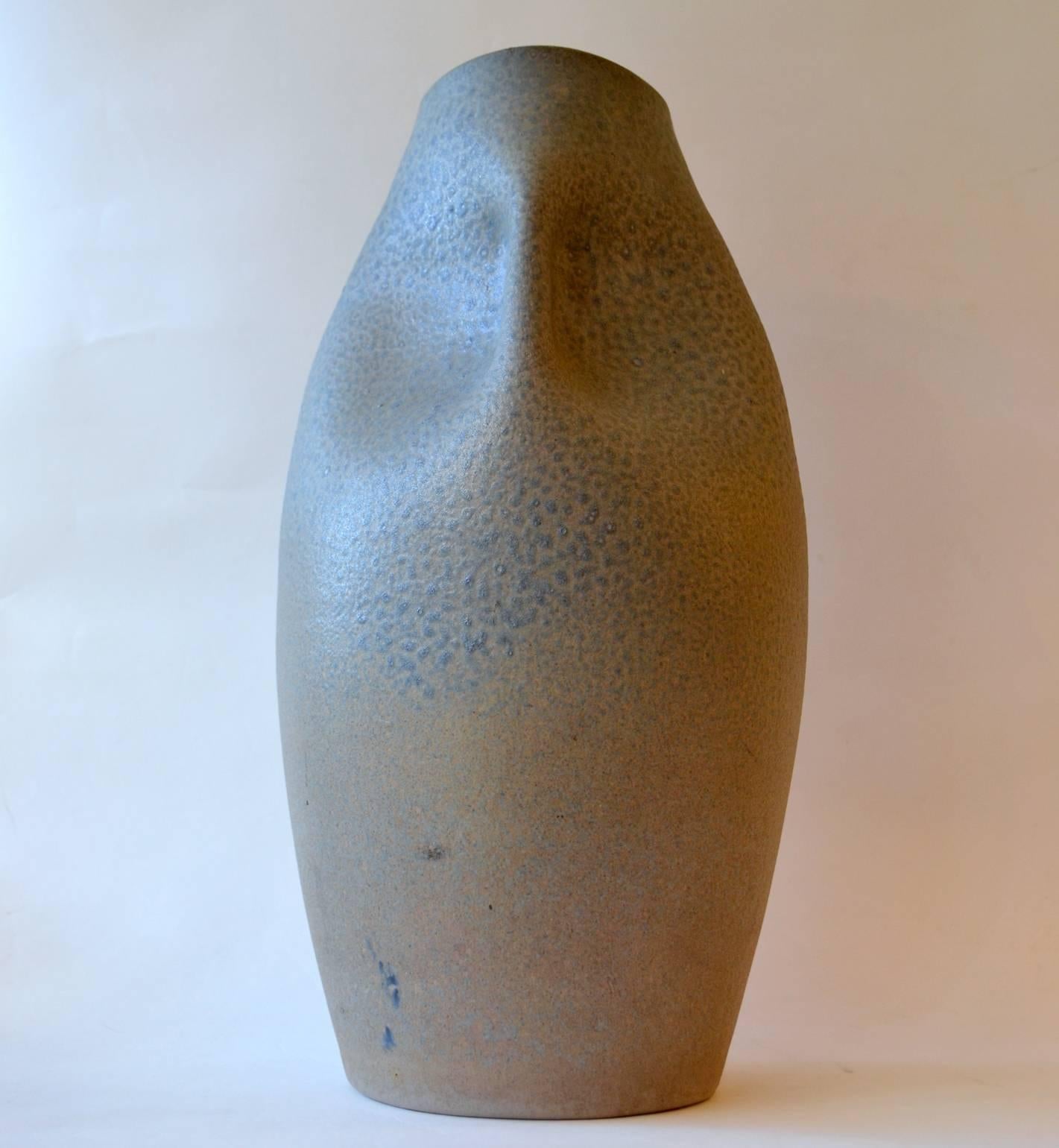 Mid-Century Modern Grand vase en céramique des années 1960 avec glaçure bleu marine en vente