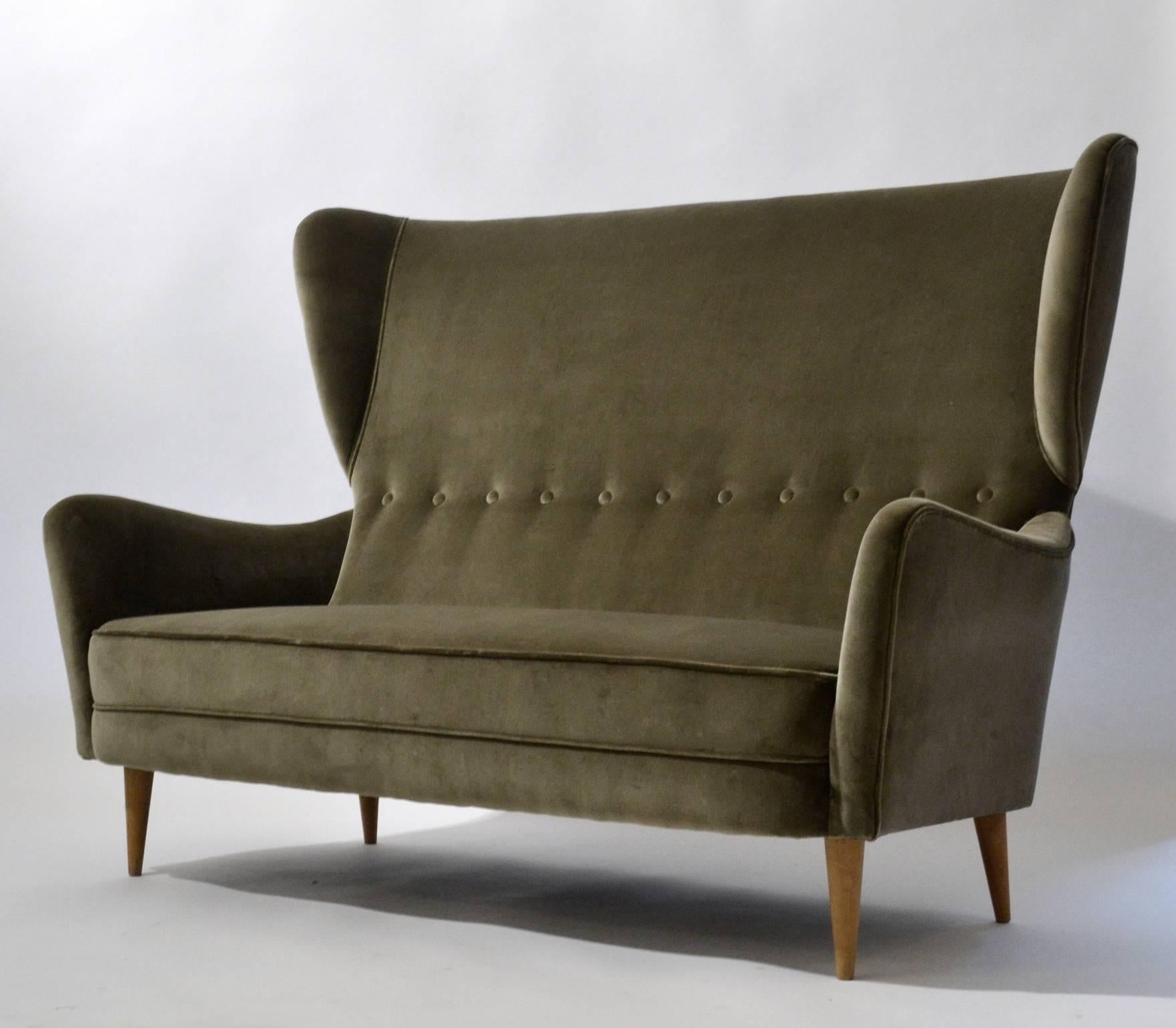 Elegant two-seat winged back sofa designed by Paolo Buffa for the Hotel Bristol, Merano, Italy, 1950's with wooden cone feet, re-upholstered in mouse grey high quality velvet.
Seat Height 37 cm / 14.5 in
   