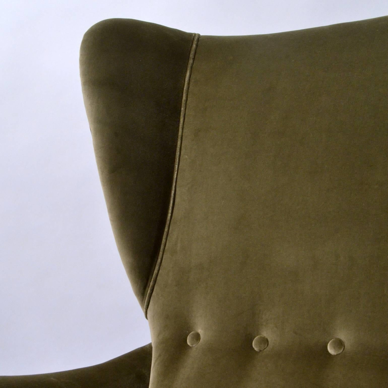 1950's Italian Paolo Buffa Two-Seater Wingback Sofa in Grey Velvet In Excellent Condition In London, GB