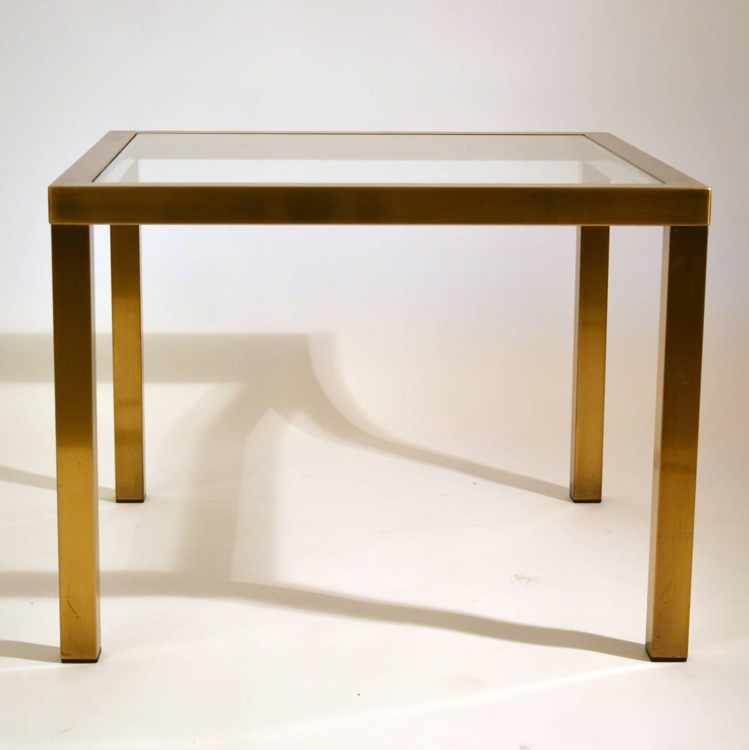 Minimalistischer minimalistischer quadratischer Couchtisch aus Messing mit Klarglasplatte (Ende des 20. Jahrhunderts)