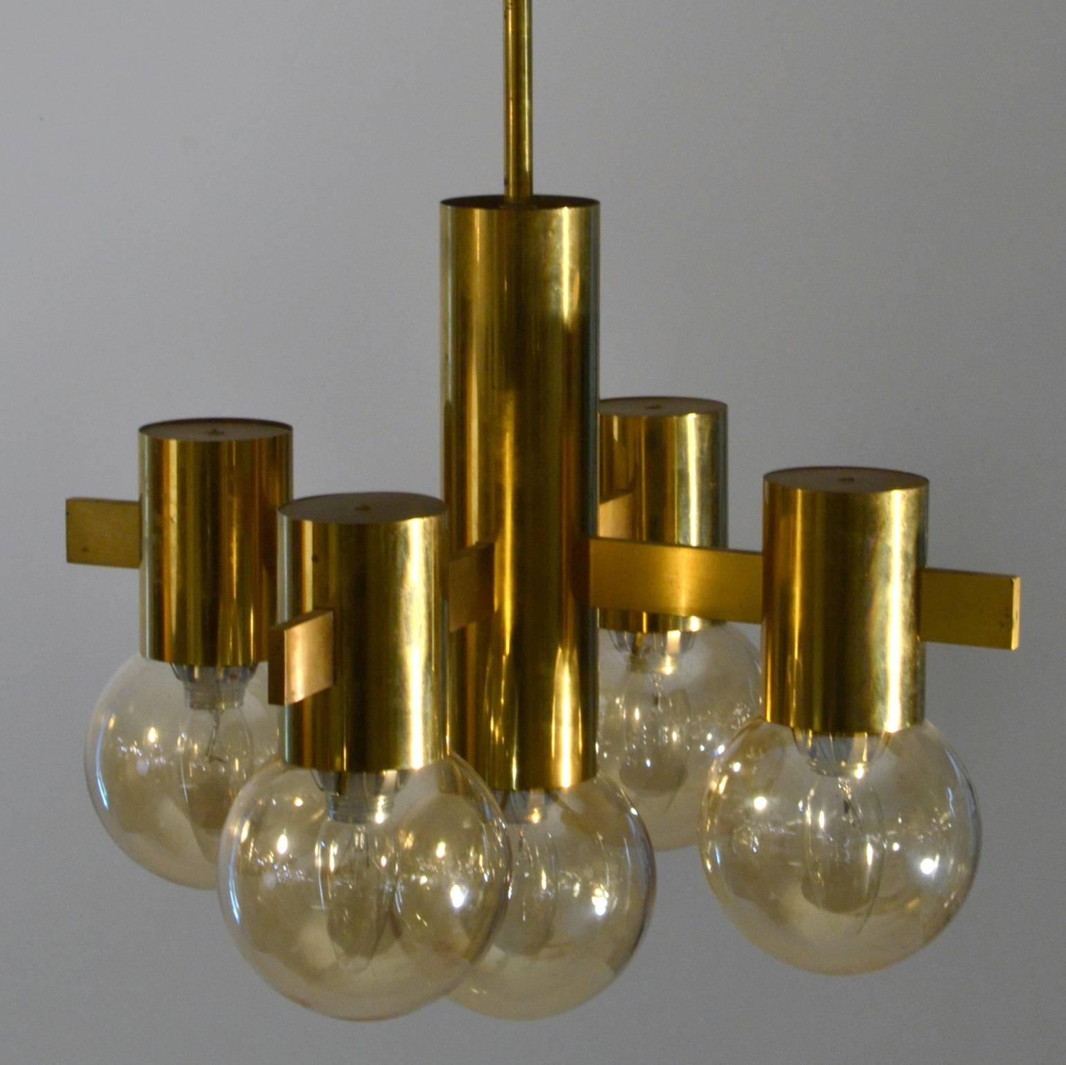 Brass Sciolari pendant with five honey glass globes, Italy, 1970s.

The height of the stem can be adjusted on request.
The light is rewired and ready for immediate use.