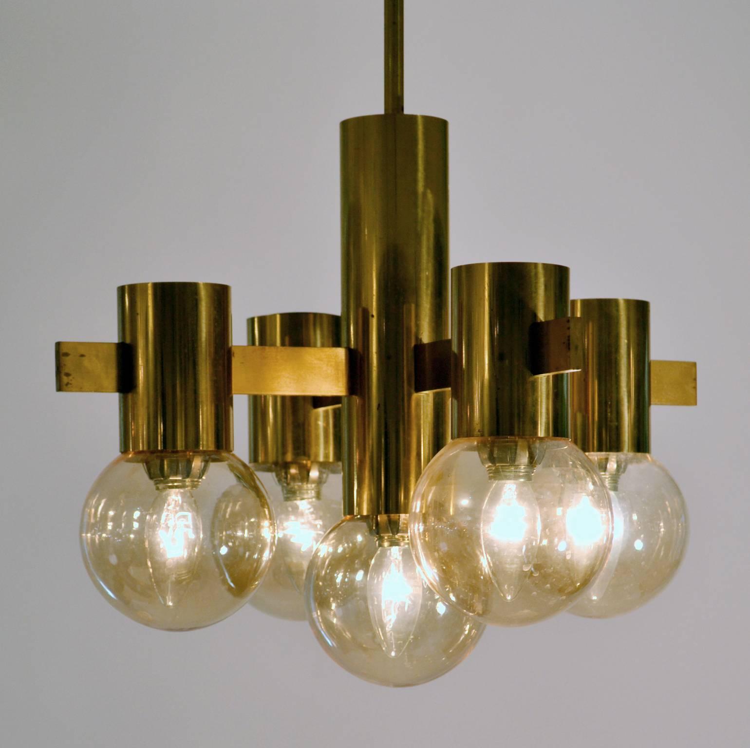 1970s Italian Brass Pendant by Sciolari with Five Honey Glass Globes In Excellent Condition In London, GB