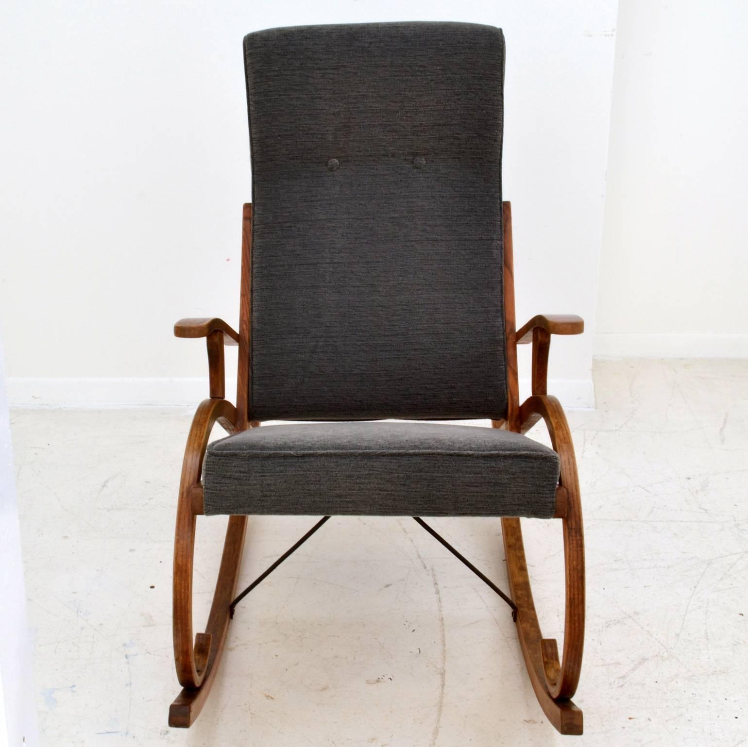  1930's Strong Modernist Design Czech Rocking Chair in Bentwood In Excellent Condition In London, GB