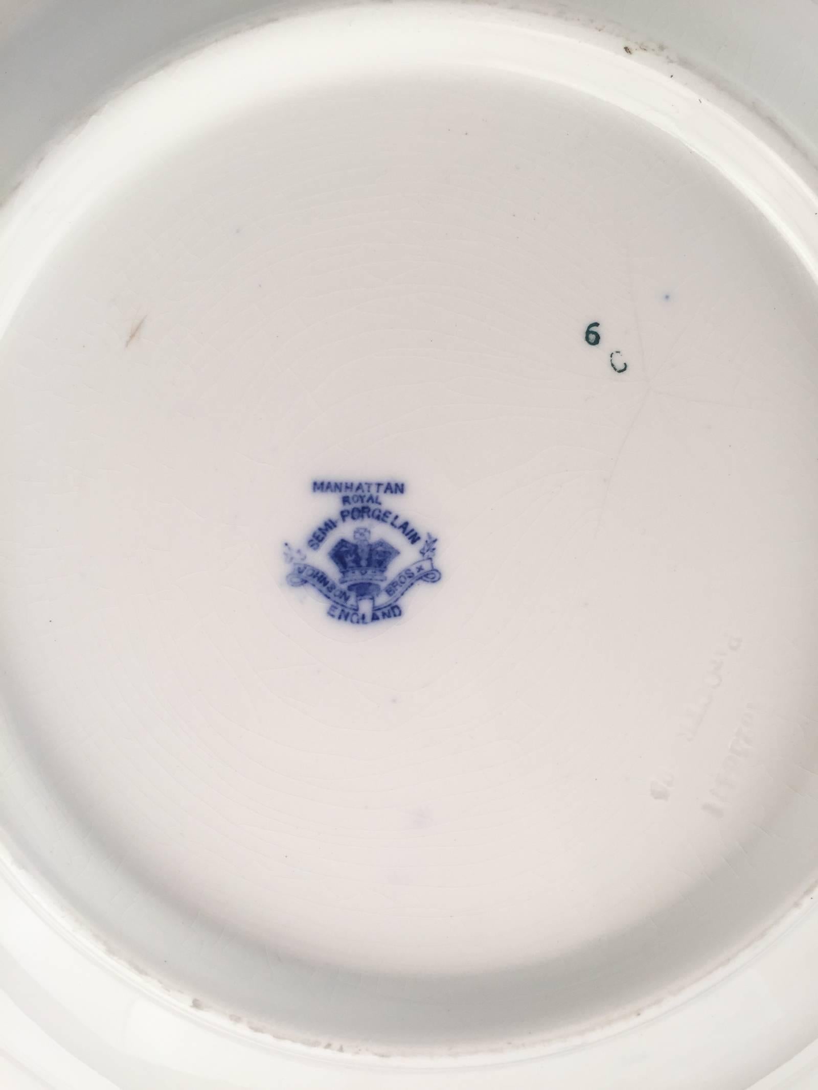 Manhattan Royal Semi-Procelain Johnson Bros. England Flow Blue Wash Bowl In Good Condition In Salt Lake City, UT