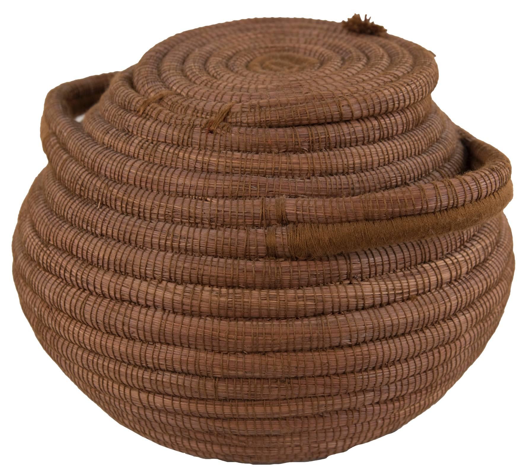 Early 19th Century Papago Pine Needle Woven Coil Lidded Basket In Good Condition In Salt Lake City, UT