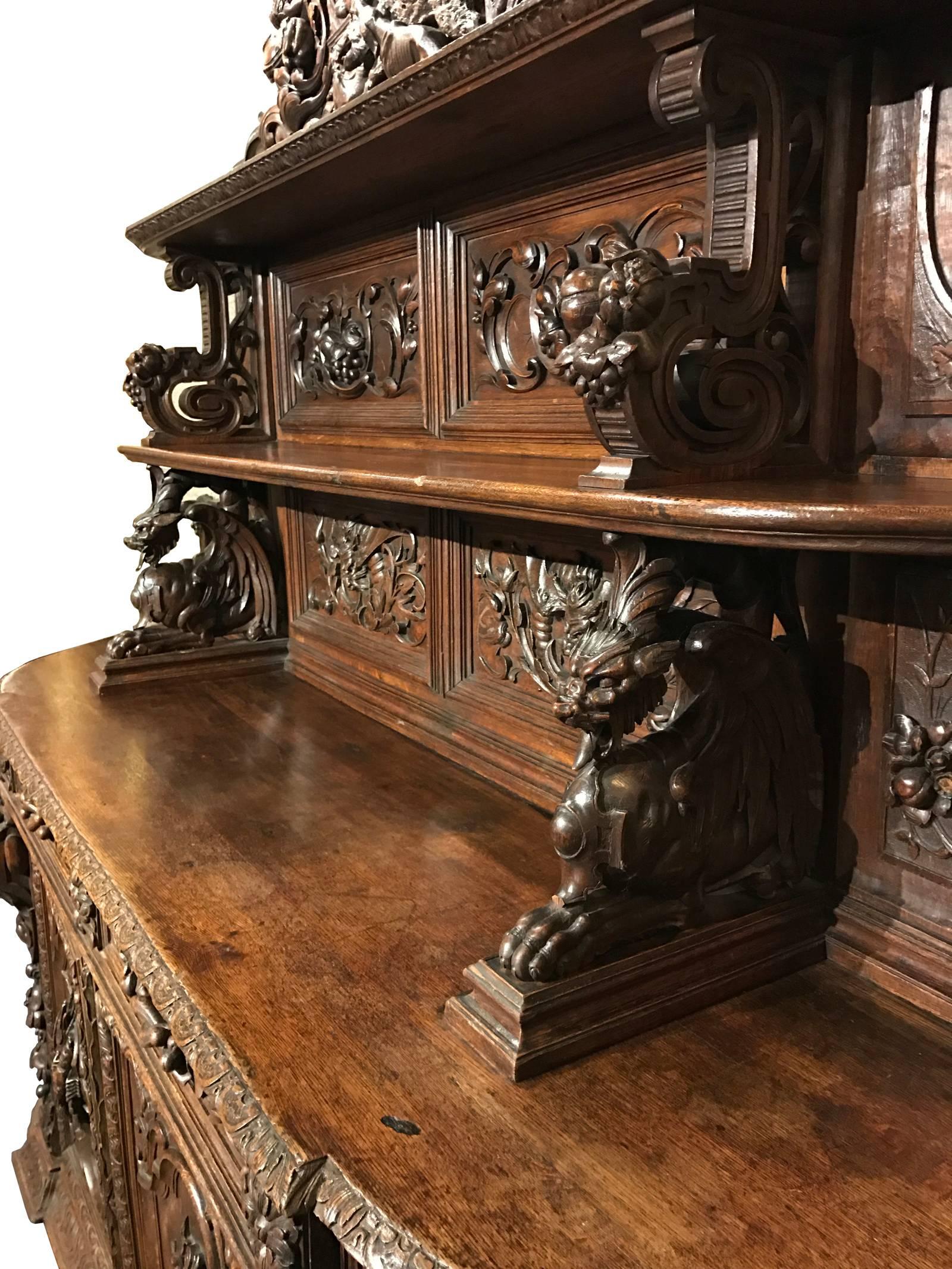 Beaux-Arts Buffet Saint Hubert en noyer français richement sculpté