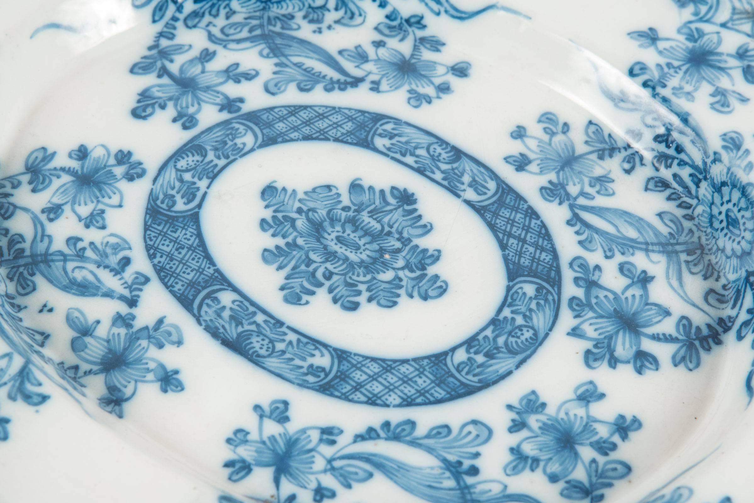 Chinoiserie Chinese Lotus-Shape Blue and White Porcelain Plate