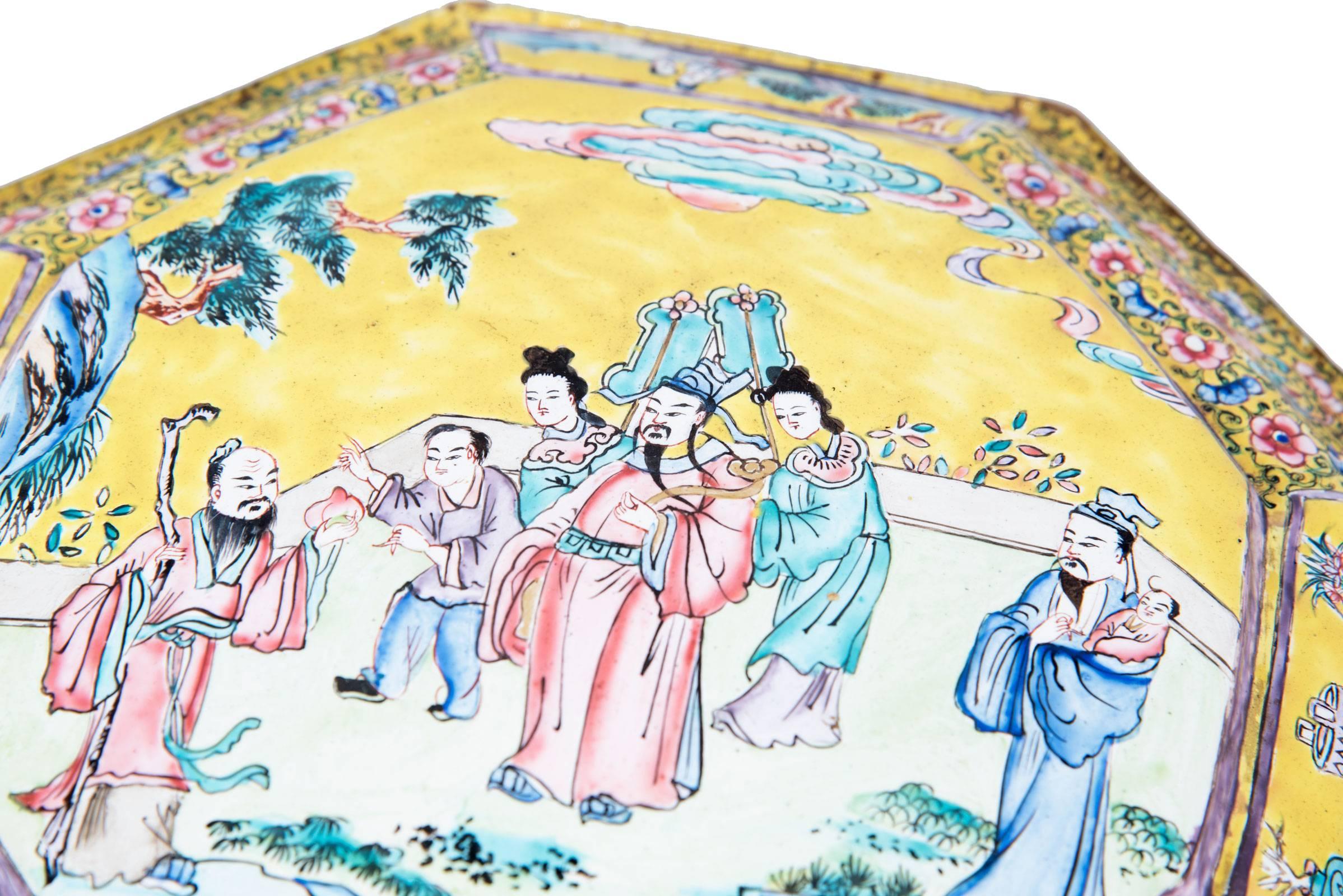 Turn-of-the-century Chinese Yellow Enamelled Famille Rose Serving Dish In Good Condition In Salt Lake City, UT