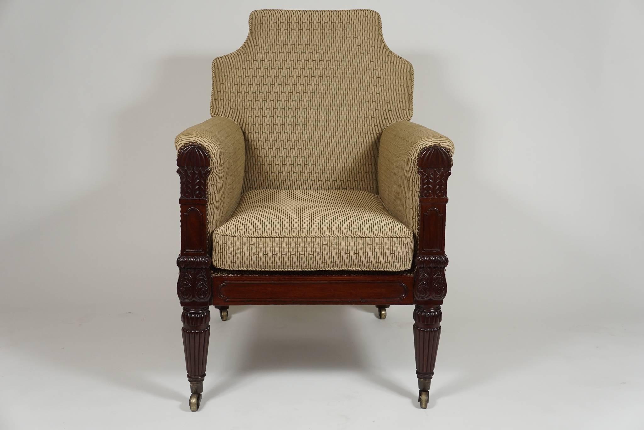 Regency Bergère ou fauteuil en acajou de style Régence anglaise George III, datant d'environ 1815 en vente
