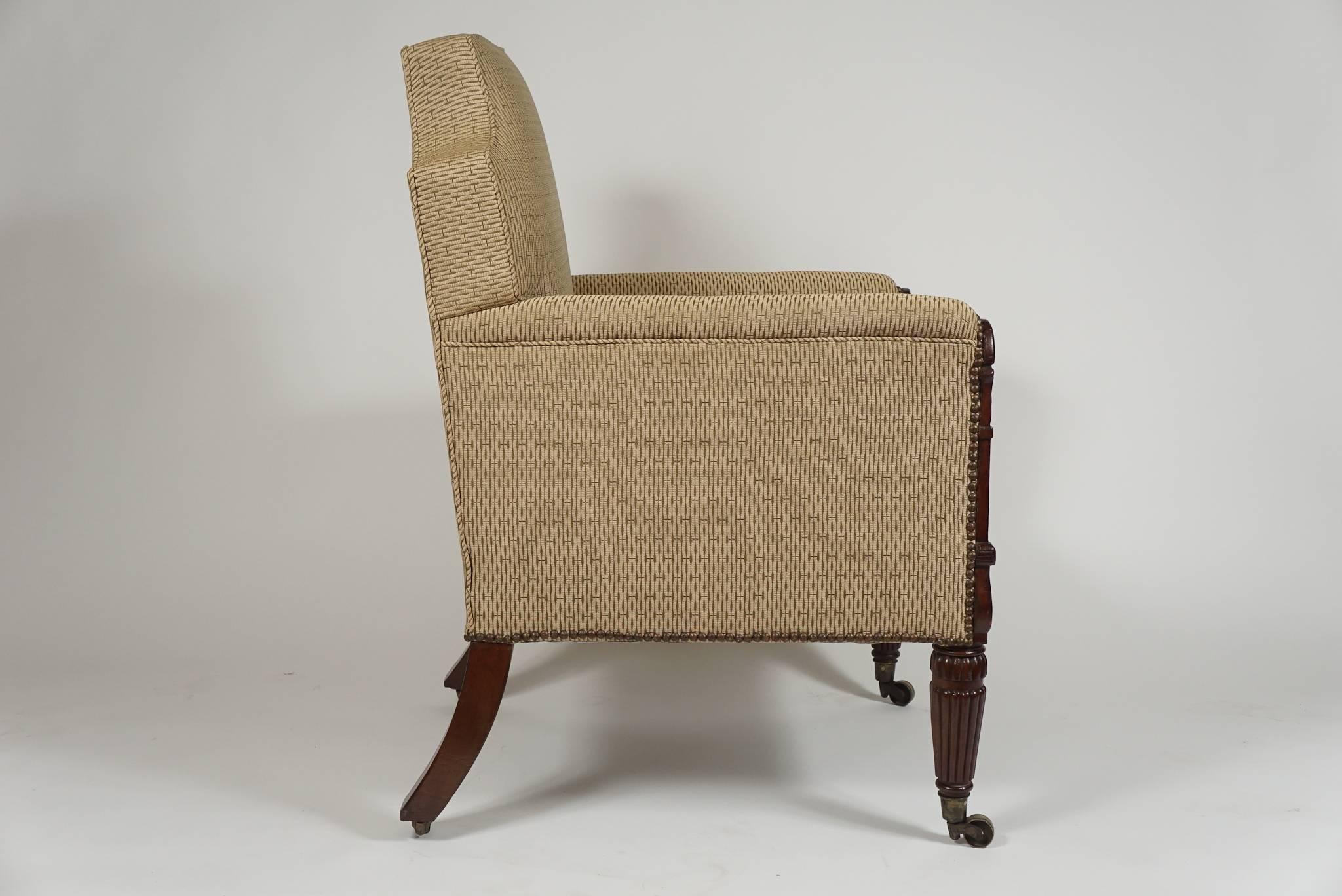 Anglais Bergère ou fauteuil en acajou de style Régence anglaise George III, datant d'environ 1815 en vente